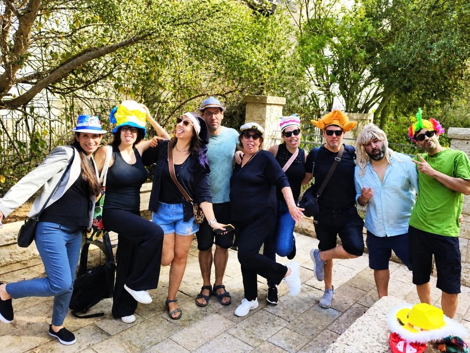קבוצה עם כובעים מצחיקים במושבה הגרמנית