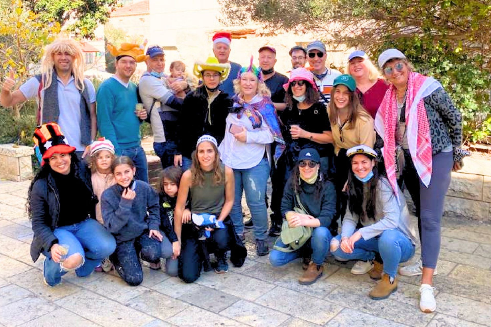 ארוחה דרוזית משותפת בדאלית אל כרמל - שולחן ארוך עמוס מטעמים מקומיים