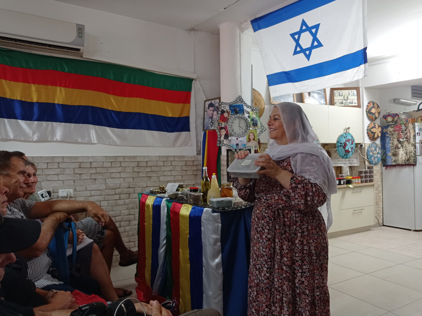 מארחת דרוזית מספרת על המורשת לקבוצת עובדים