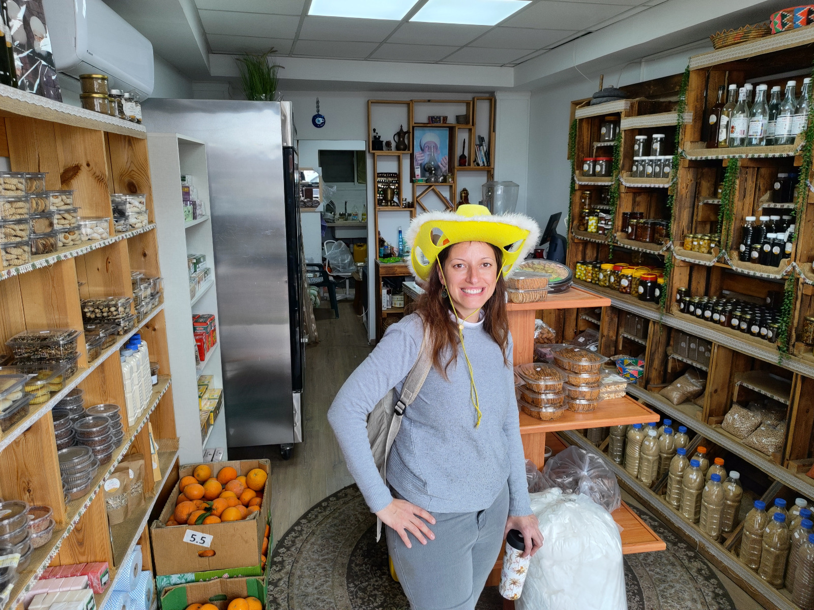 אוולין סיגלוב עם הכובע הצהוב בחנות תבלינים דרוזית