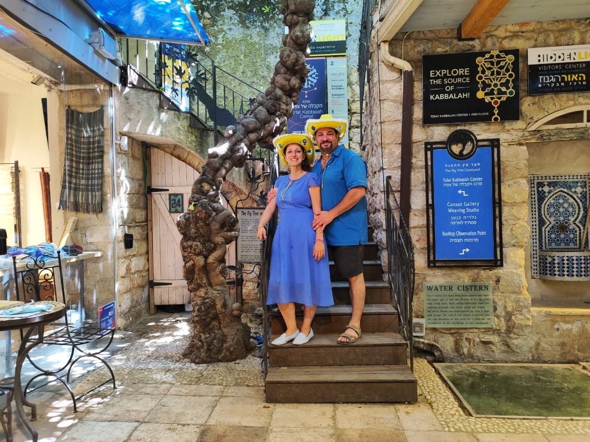 המדריכים עם הכובע הצהוב בסמטת העיר העתיקה בצפת בסיור סליחות