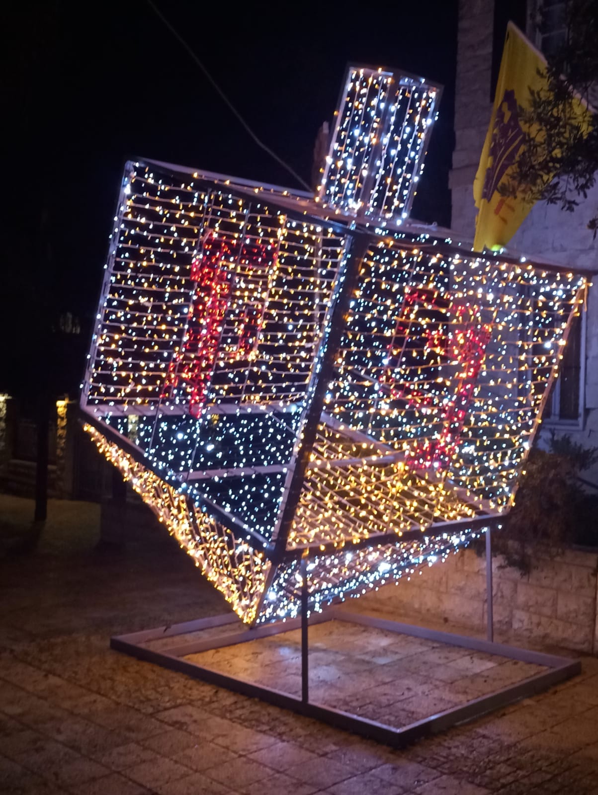 סביבון ענק מואר בלילה במושבה הגרמנית