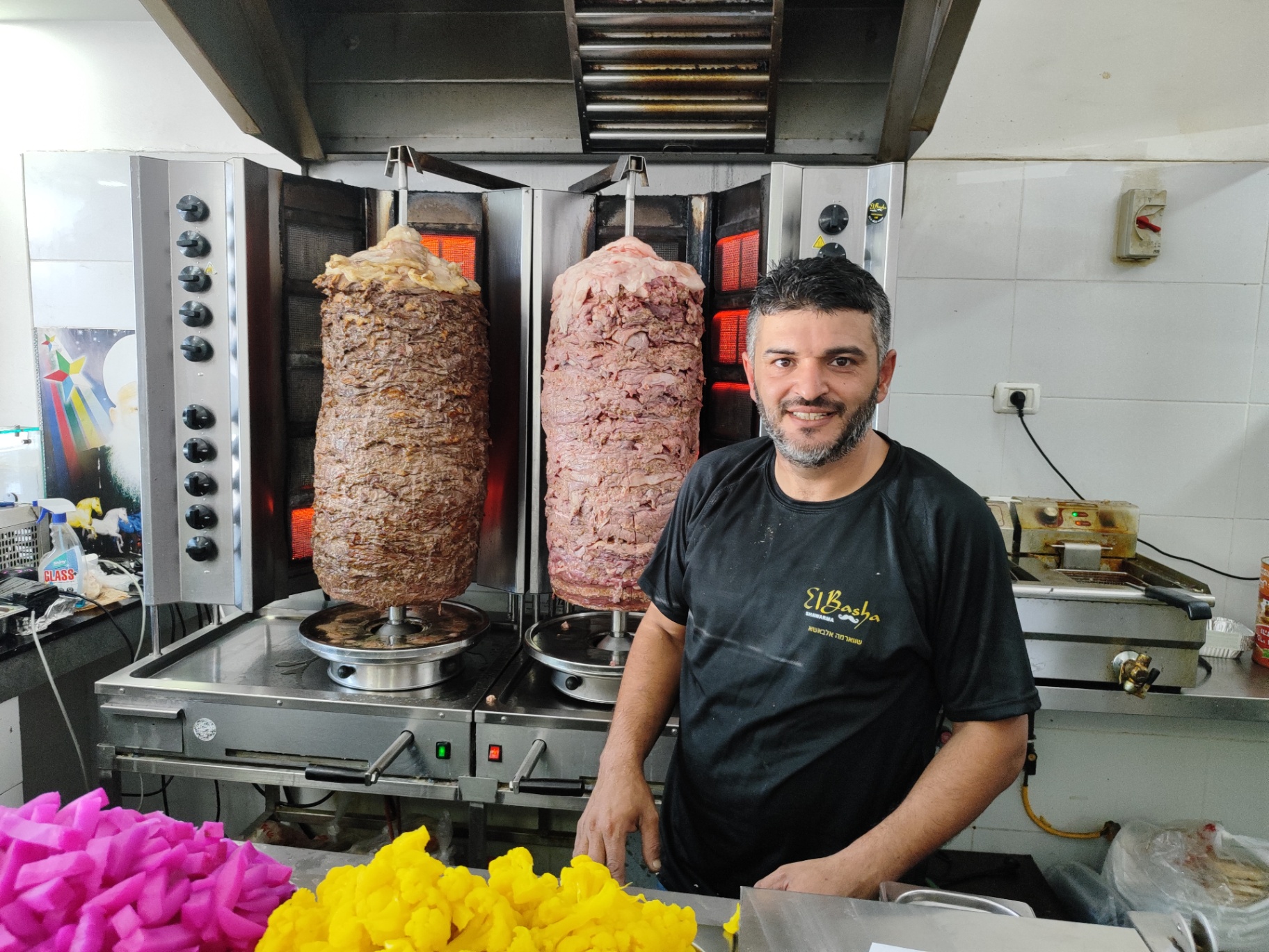 השף מכין שווארמה בארוחת אירוח דרוזי כשר ליום גיבוש