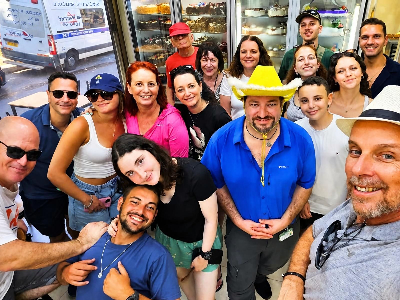 סלפי קבוצתי עם הכובע הצהוב בקונדיטוריה