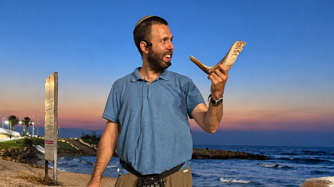 חגי שטרן תוקע בשופר על חוף הים בחיפה בשקיעה
