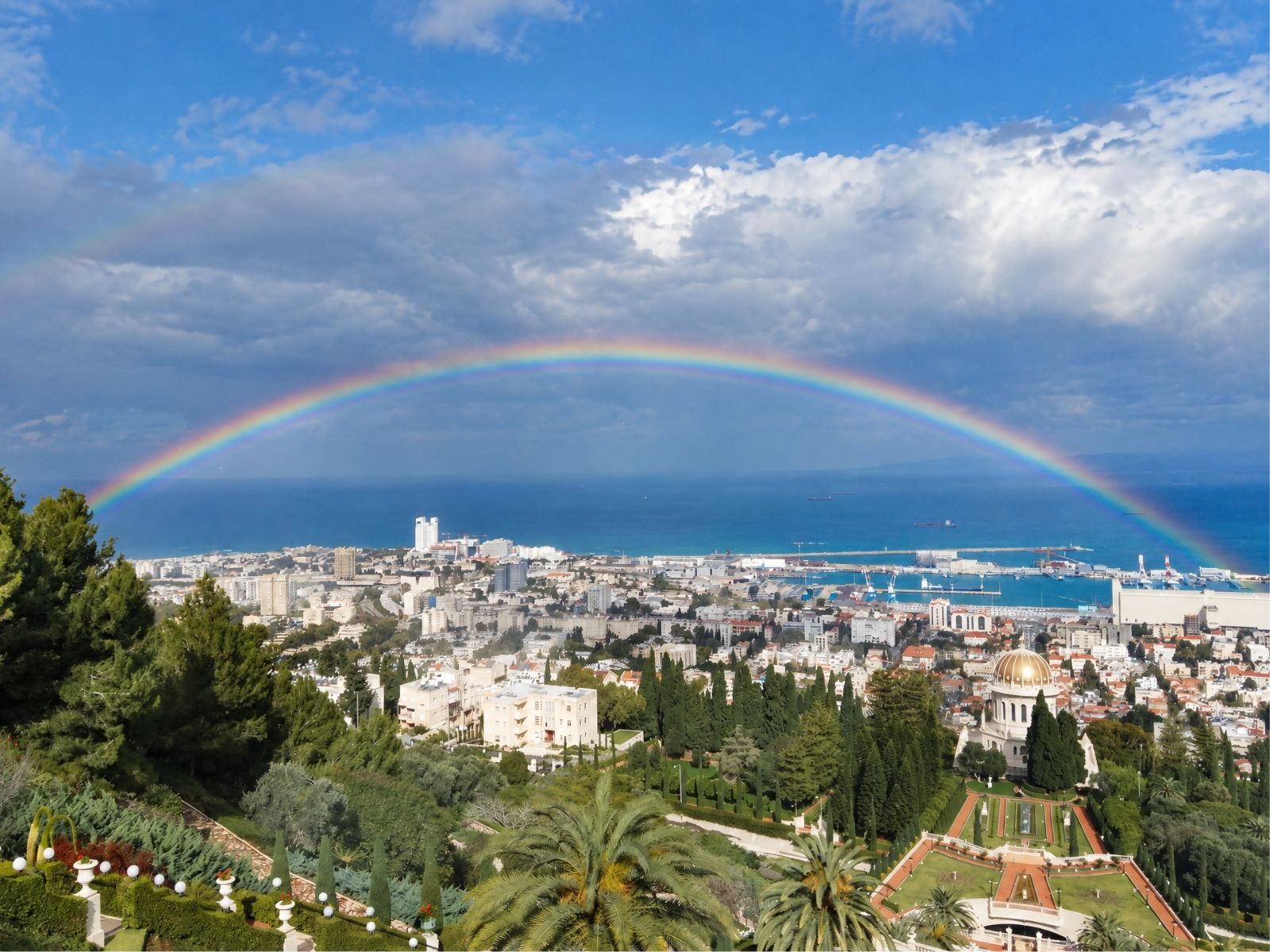קשת בענן מעל מפרץ חיפה והגנים הבהאיים