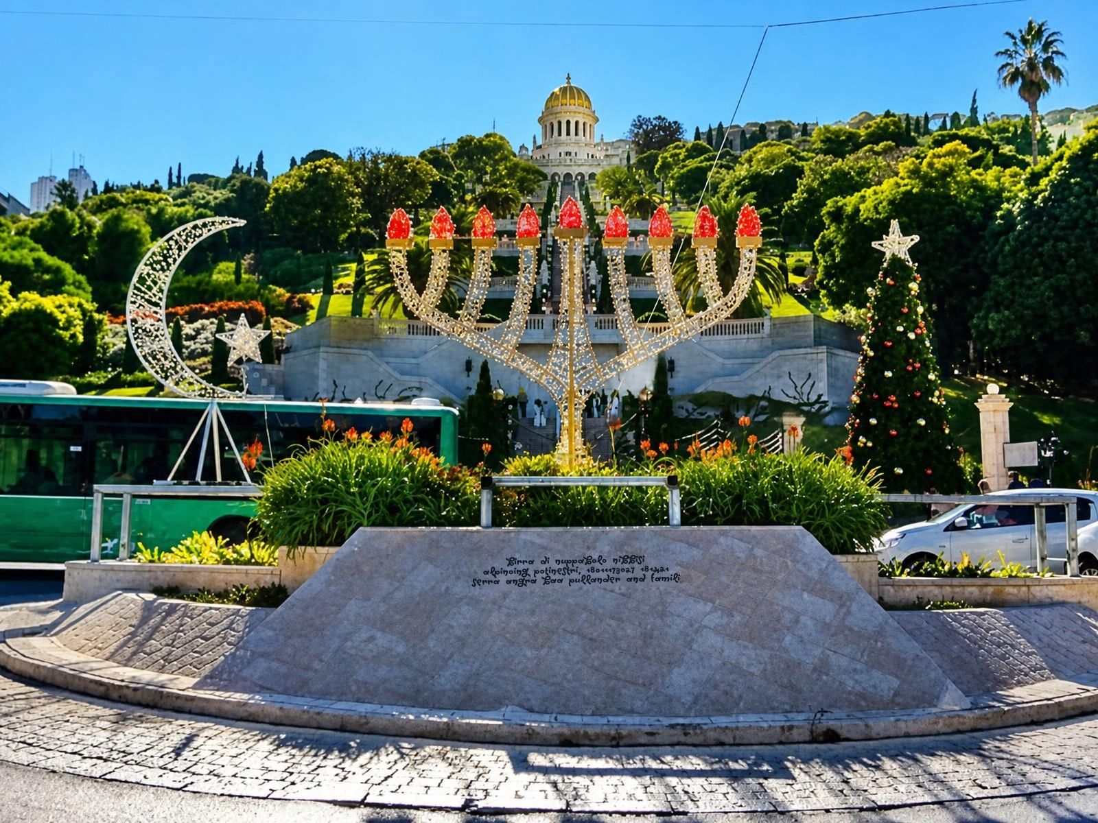 חנוכייה, סהר ועץ אשוח מול הגנים הבהאיים - חג החגים במושבה הגרמנית בחיפה