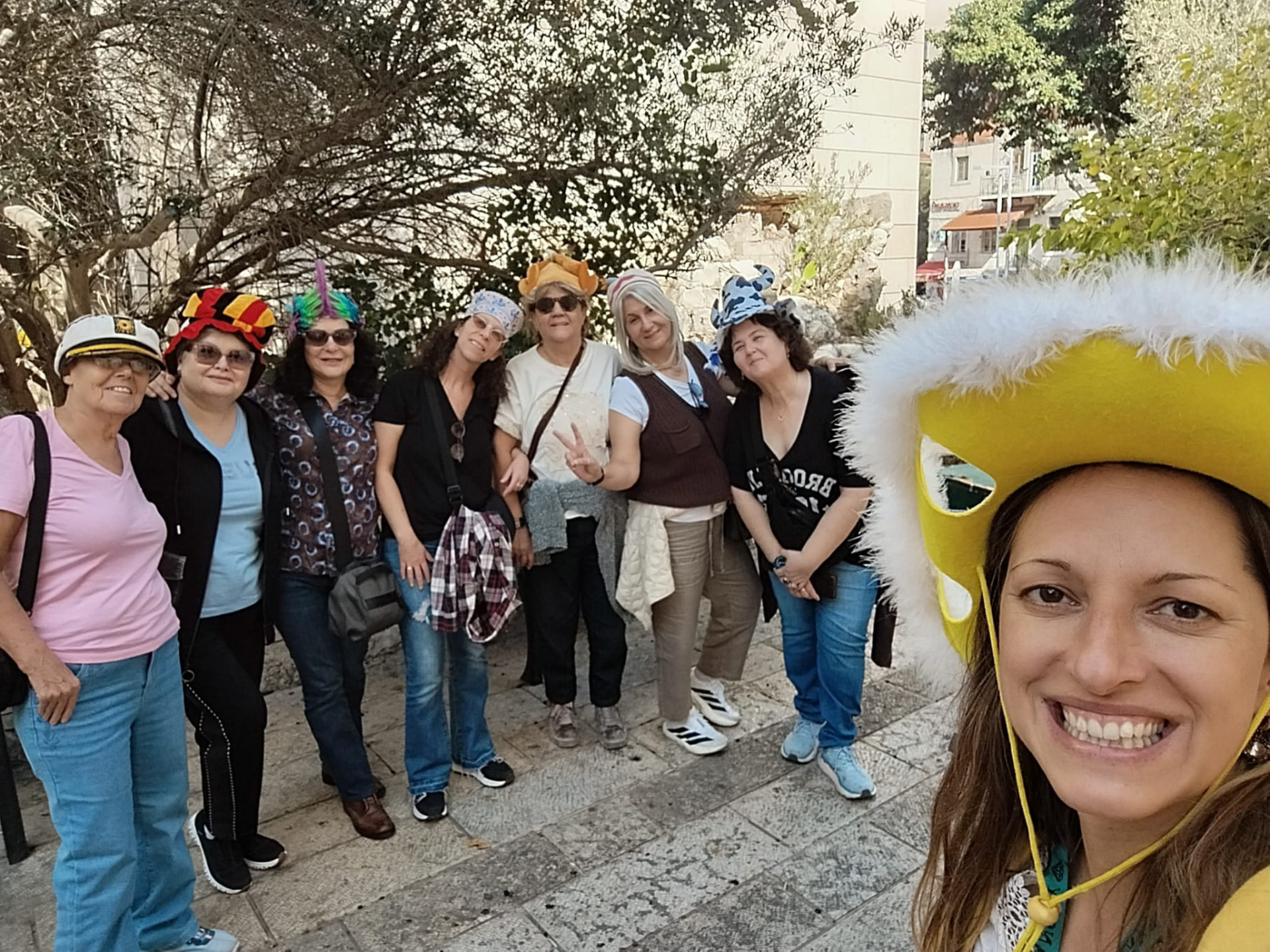 קבוצת מורות מחייכת עם כובעים צבעוניים ביום גיבוש בכפר הדרוזי