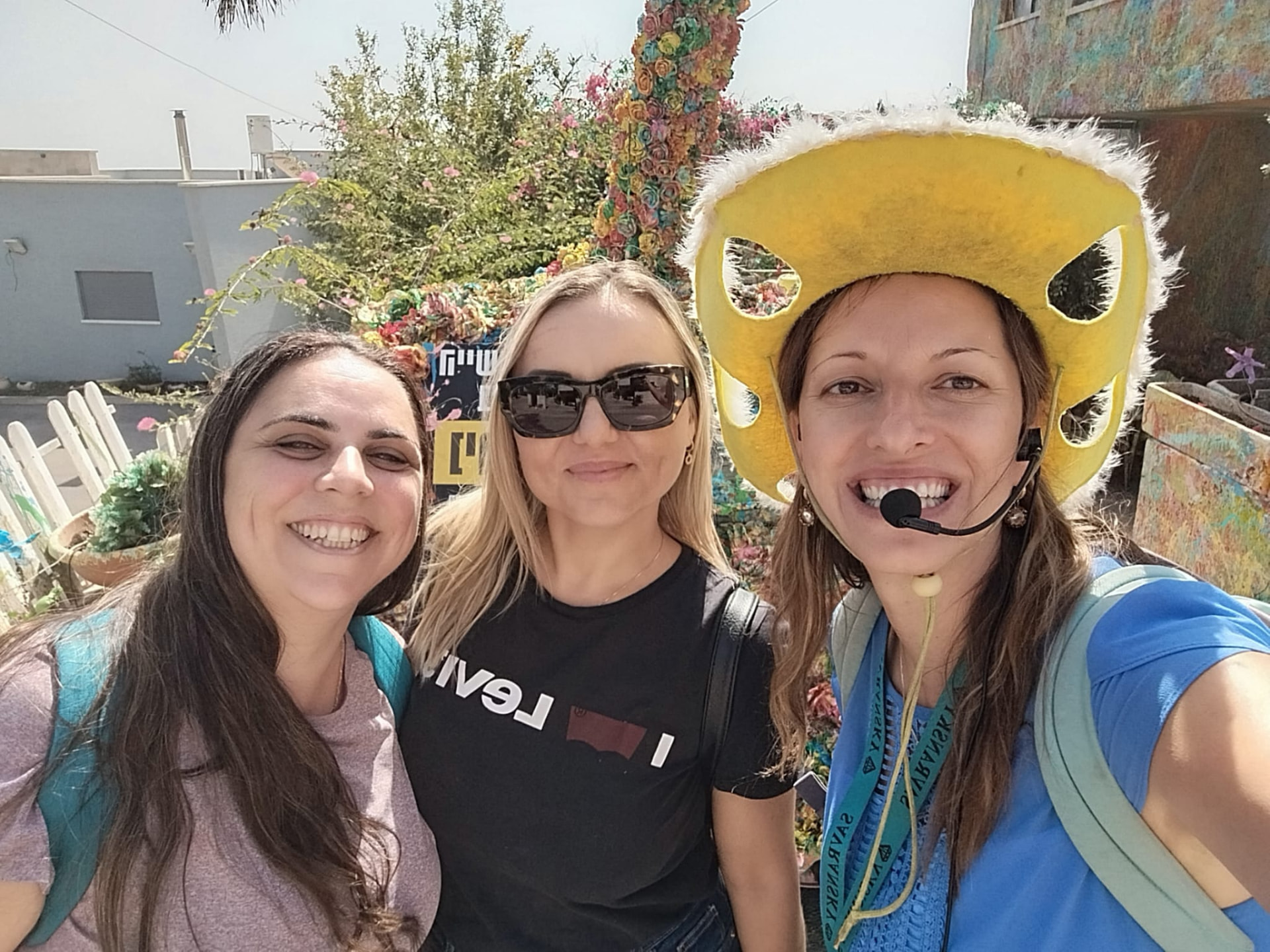 אוולין סיגלוב עם משתתפות הסיור בסלפי עם הכובע הצהוב