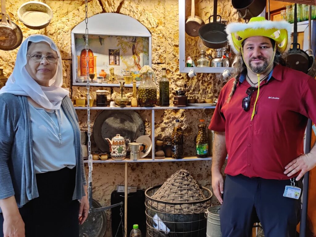 מפגש עם בעלת חנות תבלינים בגרעין הכפר הדרוזי