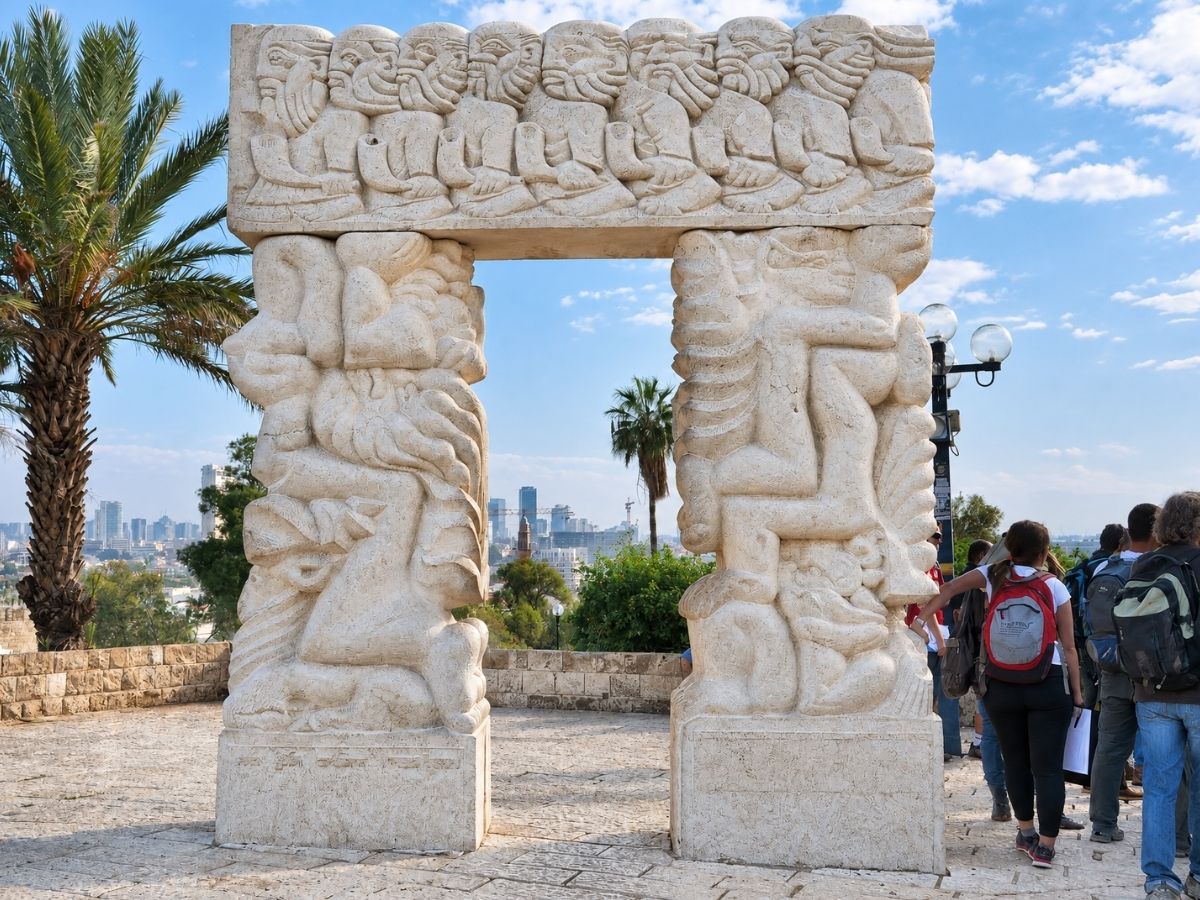 שער האמונה בגן הפסגה ביפו העתיקה