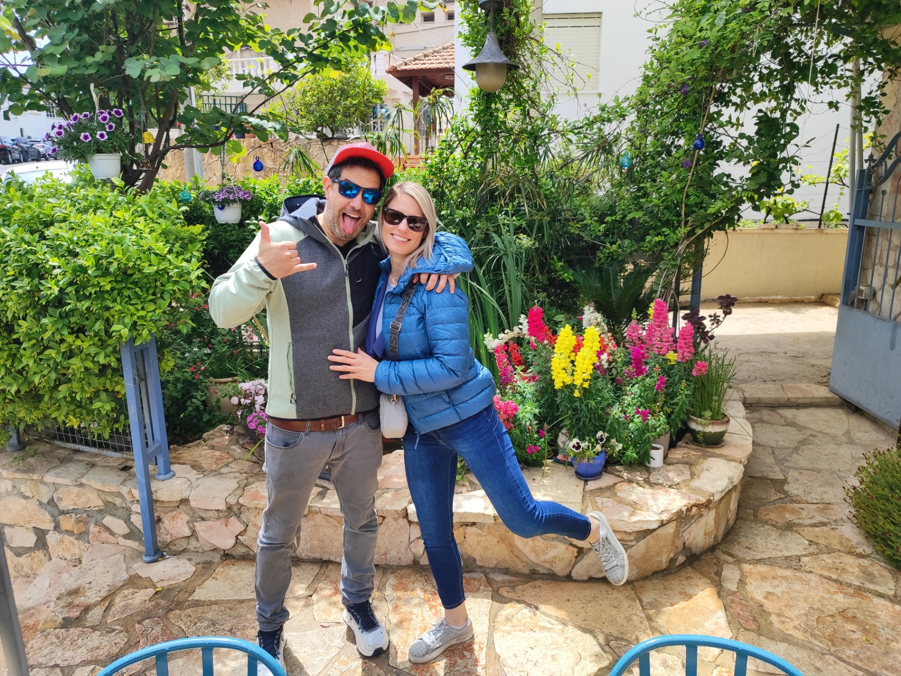 זוג נהנה יחד בגינה בכפר הדרוזי
