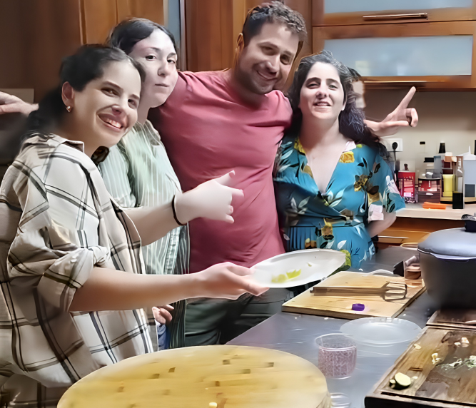 קבוצה משתתפת בסדנת בישול דרוזית ביום גיבוש