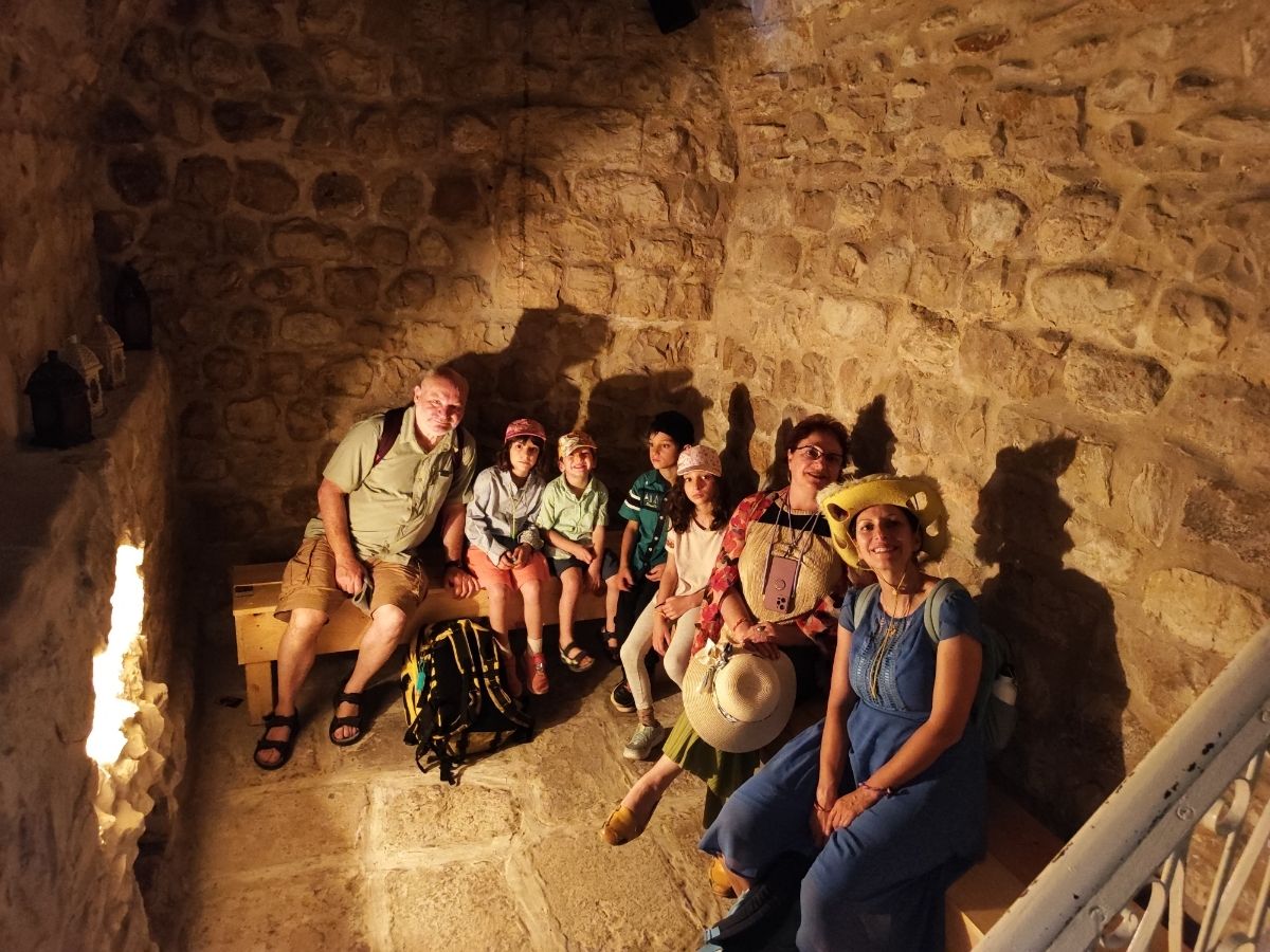 הקבוצה עם הכובעים הצהובים במבנה אבן עתיק בצפת