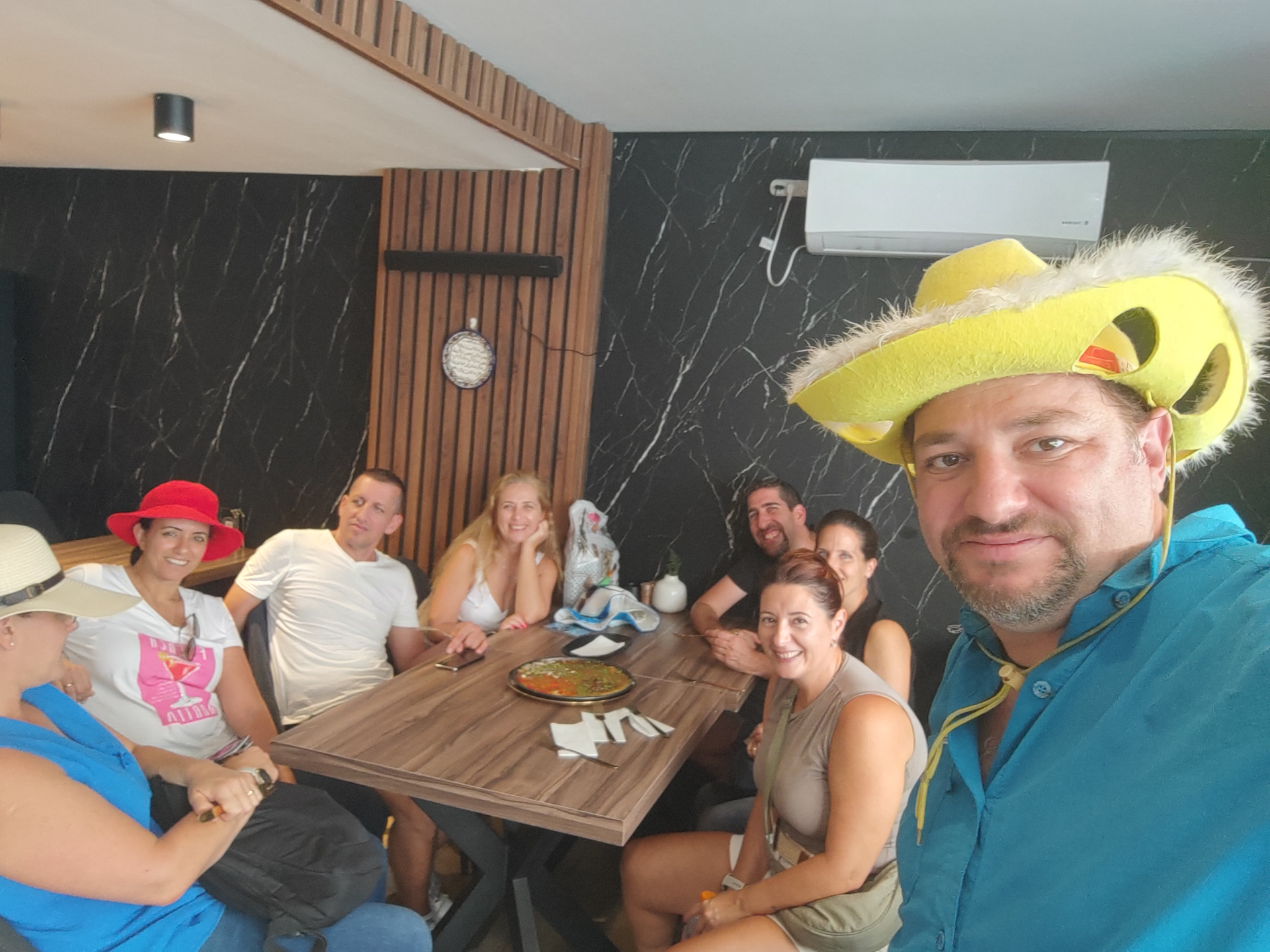 סלפי של קבוצת עובדים עם הכובע הצהוב ביום גיבוש בכרמל