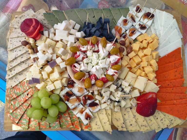 טעימה בסיור קולינרי כשר בשוק תלפיות - פלטת גבינות